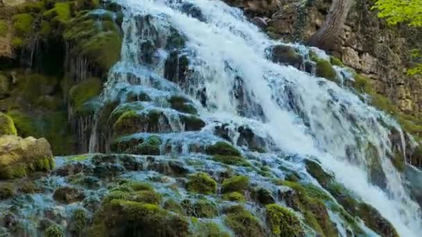 Cascada fluye desde el lago Yusupov — Vídeos de Stock