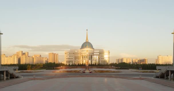 Palácio Presidencial Akorda ao pôr-do-sol — Vídeo de Stock