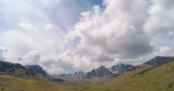 吉尔吉斯斯坦的山峰上空的云 — 图库视频影像