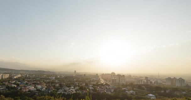 Sonnenuntergang über Almaty — Stockvideo