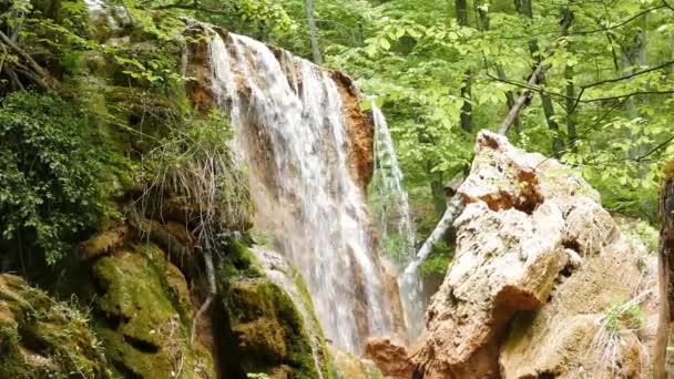 As correntes de prata da cachoeira na Crimeia — Vídeo de Stock