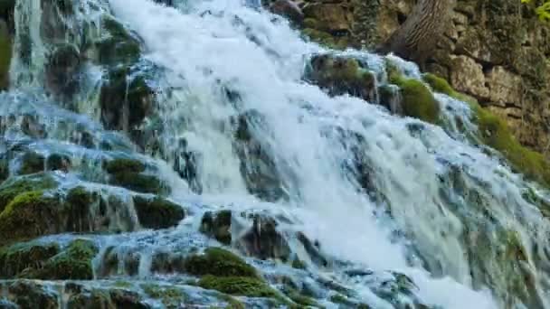 Cascata scorre dal lago di Yusupov — Video Stock