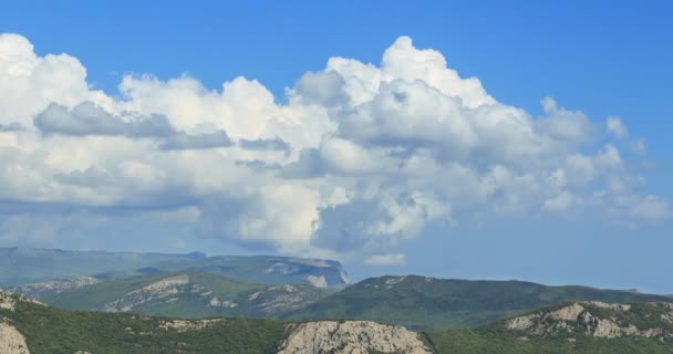 Wolken boven de bergen — Stockvideo