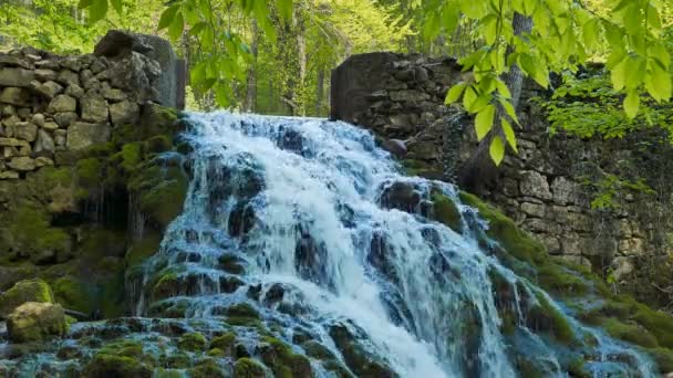 Cascada fluye desde el lago Yusupov — Vídeos de Stock