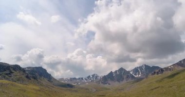 Kırgızistan doruklarına üzerinde bulutlar