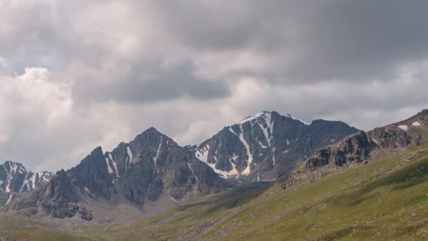 Mraky nad vrcholy Kyrgyzstánu — Stock video