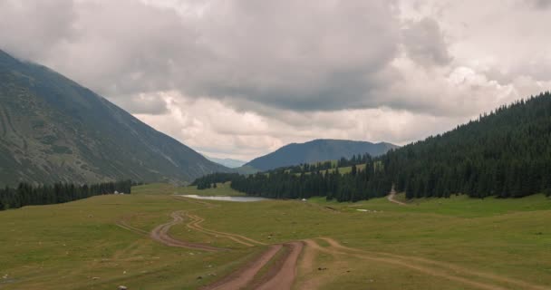 Wolken boven de bergen — Stockvideo