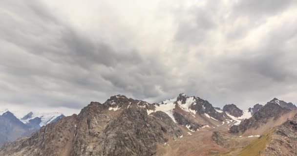 Nuvens sobre picos nevados — Vídeo de Stock