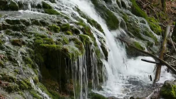 Cascada fluye desde el lago Yusupov — Vídeos de Stock