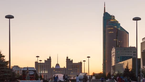 Gedung Astana baru dan pencahayaan jalan — Stok Video