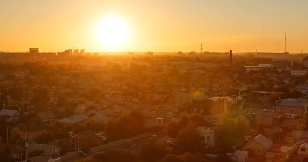 Zonsondergang over de stad van Qarağandı — Stockvideo
