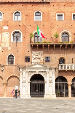 Verona, İtalya - 15 Temmuz 2019 - Podesta Sarayı veya Hükümet Sarayı, Verona 'da bulunan bir ortaçağ sarayı. 1533 'te aslanlı bir geçit eklendi.