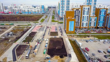 Ekaterinburg, Rusya - 11 Ekim 2019: Nehir üzerinde bir köprü inşaatı. Yeni İnşaat Alanı - Akademicheskiy (Akademik), Hava Görünümü  