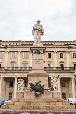 Bergamo, İtalya. Vittorio Emanuele II Heykeltıraş Francesco Barzaghi (1839-1892) ve Luigi Pagani (1829 - 1905) anıtı. Şehrin tarihsel kısmı. Aşağı Şehir. Yağmurlu hava