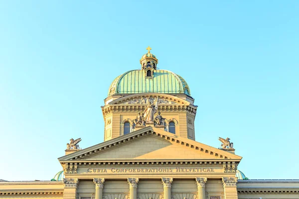 伯尔尼 Bundeshaus 瑞士联邦宫 它由汉斯 Hans Wilhelm Auer 1847 1906 建于1894年和1902年 — 图库照片