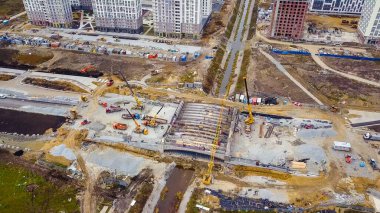 Ekaterinburg, Rusya. Nehir üzerinde bir köprü inşa etmek. Yeni İnşaat Alanı - Akademicheskiy (Akademik), Hava Görünümü  