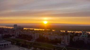 Perma, Rusya. Gün batımında Perm şehrinin manzarası. Kama Nehri, Hava Görüntüsü  