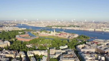 Saint-Petersburg, Rusya. Neva Nehri. Hare Adası ve Artelery Adası 'nın panoramik hava manzarası. Peter-Pavel 'in Kalesi. Üçlemeci Köprüsü. 4K