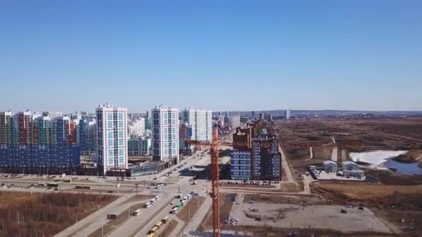 Torre de la grúa y el edificio, a continuación, un panorama del distrito Academichesky, Ekaterinburg Rusia. 4K — Vídeo de stock