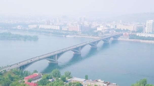 Dolly zoomen. Uitzicht op de gemeenschappelijke brug over de Yenisei rivier. Centrum van de stad Krasnojarsk. Rusland — Stockvideo