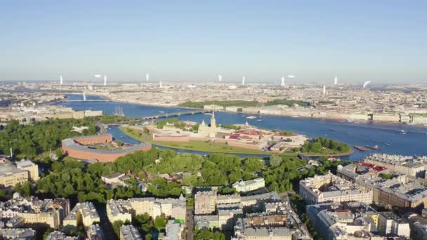 俄罗斯圣彼得堡Saint -Petersburg, Russia.涅瓦河。哈尔岛和阿尔泰里岛的全景航空图。彼得-帕维尔的要塞崔妮蒂大桥4K — 图库视频影像