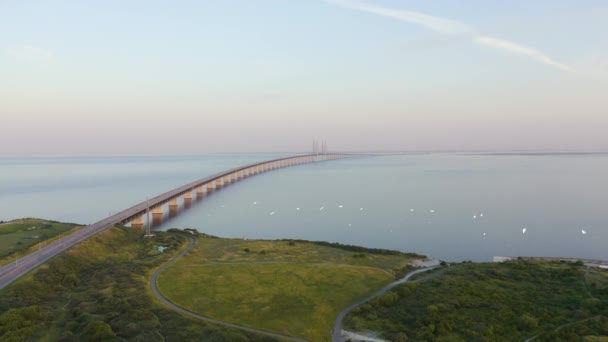 Puente Oresund. Un puente de túnel largo con una isla artificial entre Suecia y Dinamarca.. 4K — Vídeos de Stock