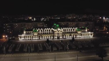 Nizhny Novgorod, Rusya. Gece Nizhny Novgorod panayırının gökyüzü manzarası. 19. yüzyıl binası. Binanın önündeki mesaj, Rusya benim hikayem. 4K