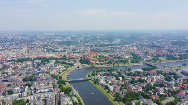 Krakkó, Lengyelország. Wawel kastély. Hajók a Visztula folyón. Kilátás a történelmi központ. 4K — Stock videók