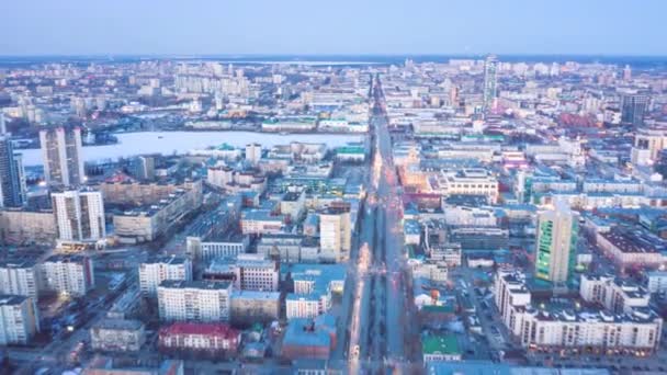 La avenida principal de Ekaterimburgo es la calle Lenin. Plaza 1905, la administración de la ciudad y Plotinka. Las luces de la ciudad están encendidas. Rusia. 4K — Vídeos de Stock