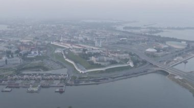 Kazan, Rusya. Sabahın erken saatlerinde Kazan Kremlin 'in hava görüntüsü. Kazanka nehri seti. 4K