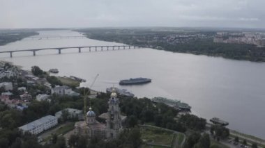 Kostroma, Rusya. Volga üzerinde uçuş. Yolcu gemisi iskeleden ayrılıyor, Gökkuşağı. 4K