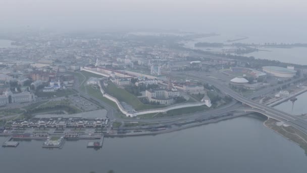 Καζάν, Ρωσία. Αεροφωτογραφία του Κρεμλίνου του Καζάν νωρίς το πρωί. Στο ανάχωμα του ποταμού Καζάνκα. 4K — Αρχείο Βίντεο