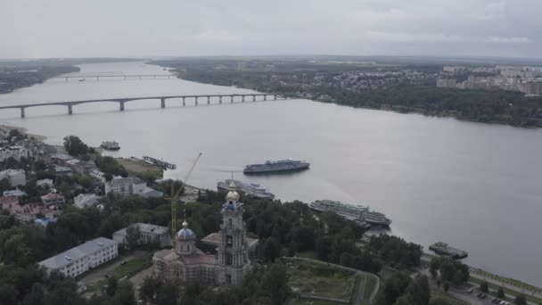 Κόστρομα, Ρωσία. Πτήση πάνω από το Βόλγα. Το κρουαζιερόπλοιο αναχωρεί από την προβλήτα, Ρέινμποου. 4K — Αρχείο Βίντεο