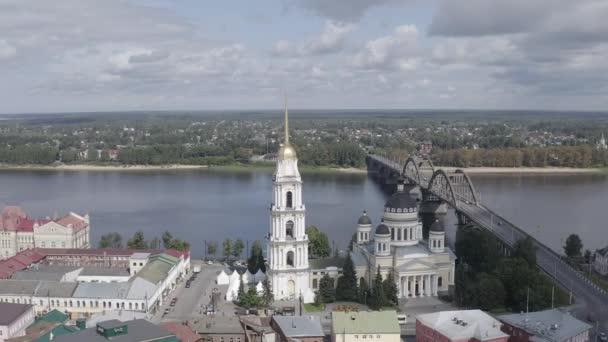 俄罗斯列宾斯克- 2020年8月16日：俄罗斯列宾斯克。Rybinsk桥。伏尔加河上的桥，位于雅罗斯拉夫地区的Rybinsk市。4K — 图库视频影像