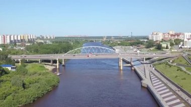 Dolly zoom. Tyumen şehri, Tura Nehri Embankment 'ı, Chelyuskintsev Otomobil Köprüsü. Rusya, Rusça metin - 432 TÜMEN