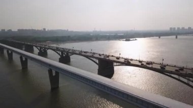 Metro Köprüsü ve Comal Köprüsü. Novosibirsk şehrinin panoraması. Ob nehrinin manzarası. - Rusya. 4K