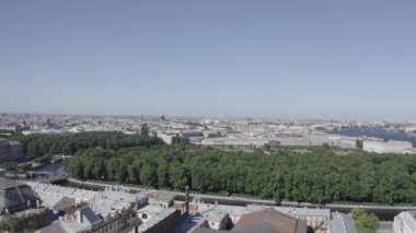 St. Petersburg şehir merkezinin panoramik hava manzarası açık güneşli bir havada, Rusya. 4K