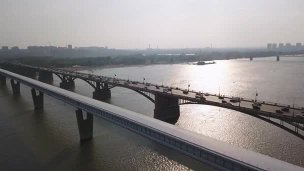 Metro Köprüsü ve Comal Köprüsü. Novosibirsk şehrinin panoraması. Ob nehrinin manzarası. - Rusya. 4K — Stok video
