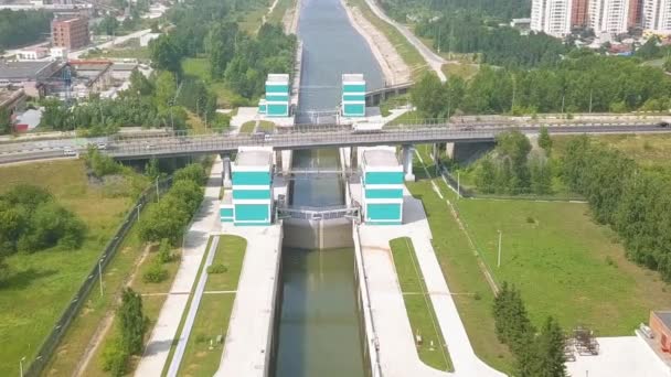 Dolly zoom. The shipping gateway of the Novosibirsk hydro-electric power station on the Ob River — Stock Video