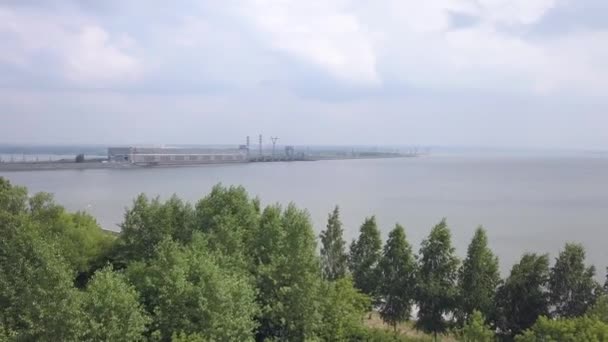 诺沃西别尔斯克水电站（Novosibirsk Hydropower Plant）是位于苏联诺沃西别尔斯克市奥布河畔的一座水电站。奥布河上唯一的水电站4K — 图库视频影像