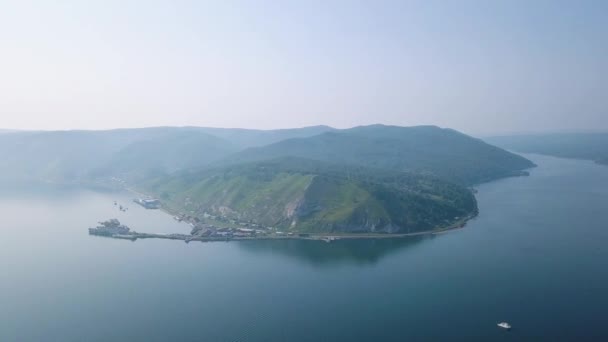 Rosja, Irkuck. Port Baikal, Przylądek Ustyansky. Źródło rzeki Angara z jeziora Baikal. 4K — Wideo stockowe