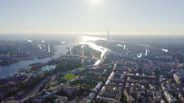 Saint-Petersburg, Rusya. Neva Nehri. Panoramik hava manzarası. Betancourt Köprüsü, Batı Yüksek Hız Çapı, Lakhta Merkezi. Gazprom karargahı. 4K — Stok video