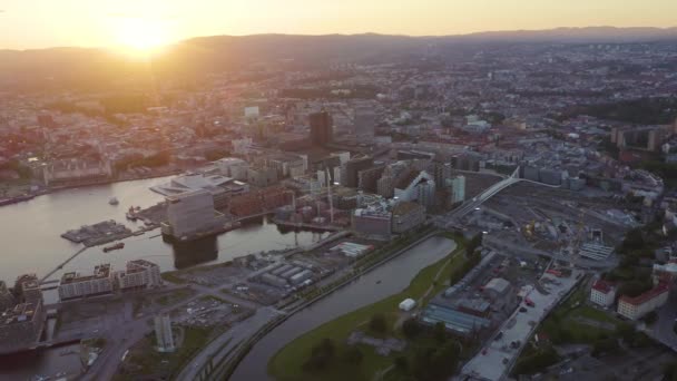 Oslo, Noruega. Ópera de Oslo. Operahuset Oslo. Vista de la ciudad. Puesta de sol. 4K — Vídeo de stock