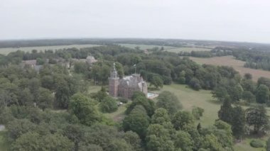 İsveç. Öresund Boğazı 'nın kıyısında bir kale. 4K