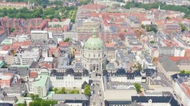 Dolly zoom. Kopenhag, Danimarka. Amalienborg. Rococo tarzında 13. yüzyılın saray kompleksi. Frederick Kilisesi