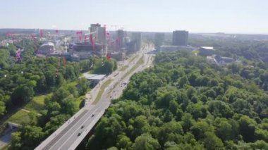 Lüksemburg, John F. Kennedy Bulvarı, modern gökdelenleri olan bir yer. Ruj lekesi. 4K