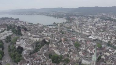 Zürih, İsviçre. Gökyüzünden şehrin panoraması. Zürih Gölü manzarası. Limmat Nehri Sona Eriş Alanı. 4K