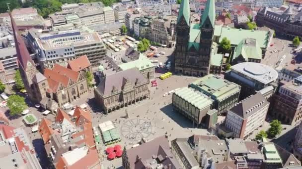 Bremen, Alemania. Plaza del Mercado de Bremen (Bremer Marktplatz), Catedral de Bremen (St. Petri Dom Bremen). Vista en vuelo. 4K — Vídeos de Stock