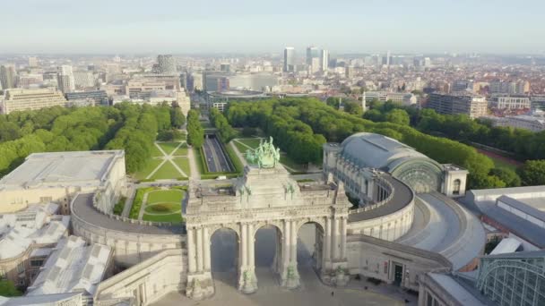 Zbliżenie Dolly. Bruksela, Belgia. Park Pięćdziesiątej Rocznicy. Park Senkantoner. Łuk Triumfalny w Brukseli (Brama brukselska)) — Wideo stockowe