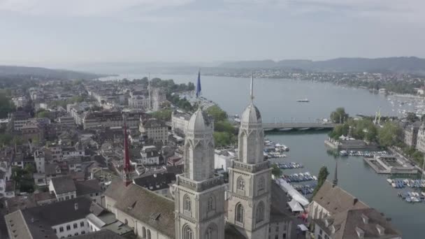 Цюрих, Швейцарія. Панорама міста з повітря. Limmat River Flow Point, Kvaybrucke Bridge, Sechselautenplatz Square 4K — стокове відео